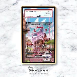 Puede incluir: Una carta de Pok&eacute;mon enmarcada con un personaje Espeon VMAX rosa. La carta est&aacute; encerrada en un marco dorado. La carta tiene texto japon&eacute;s y una puntuaci&oacute;n de 10. El fondo es una ilustraci&oacute;n esc&eacute;nica.