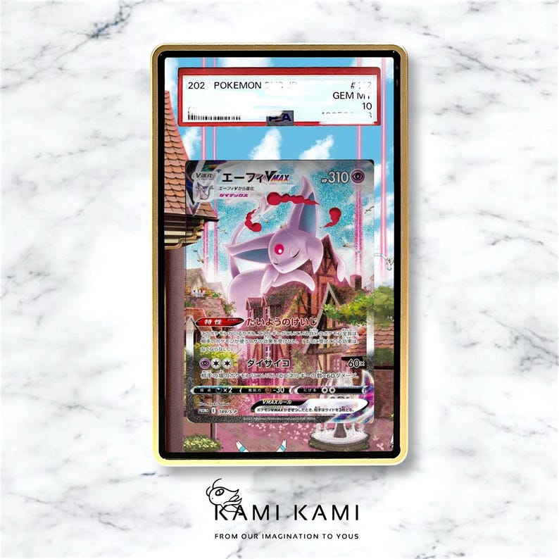 Puede incluir: Una carta de Pok&eacute;mon enmarcada con un personaje Espeon VMAX rosa. La carta est&aacute; encerrada en un marco dorado. La carta tiene texto japon&eacute;s y una puntuaci&oacute;n de 10. El fondo es una ilustraci&oacute;n esc&eacute;nica.