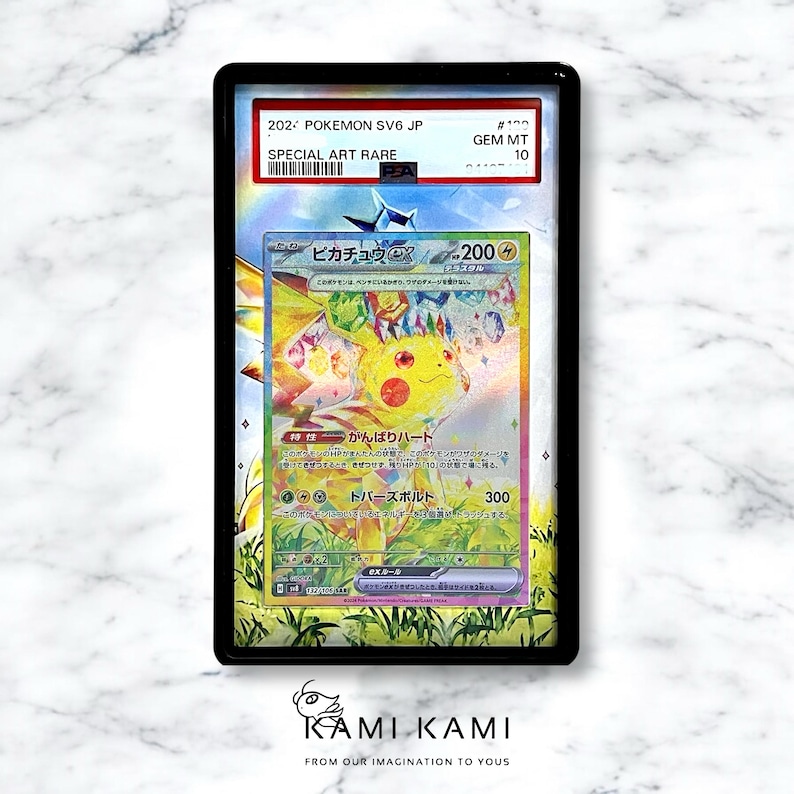 K&ouml;nnte beinhalten: Eine Pokemon-Sammelkarte mit Pikachu in einer speziellen, seltenen Kunstversion. Die Karte ist mit GEM MT 10 bewertet und stammt aus dem japanischen SV6-Set. Die Karte zeigt Pikachu mit einem Regenbogenhintergrund und einem gelben und wei&szlig;en Farbschema.