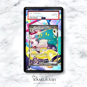 Peut inclure: Une carte &agrave; jouer Pokemon repr&eacute;sentant une cr&eacute;ature verte et jaune avec un visage souriant. La carte est une rare art sp&eacute;ciale et a une cote Gem Mint 10. La carte est dans un &eacute;tui de protection avec une bordure noire.