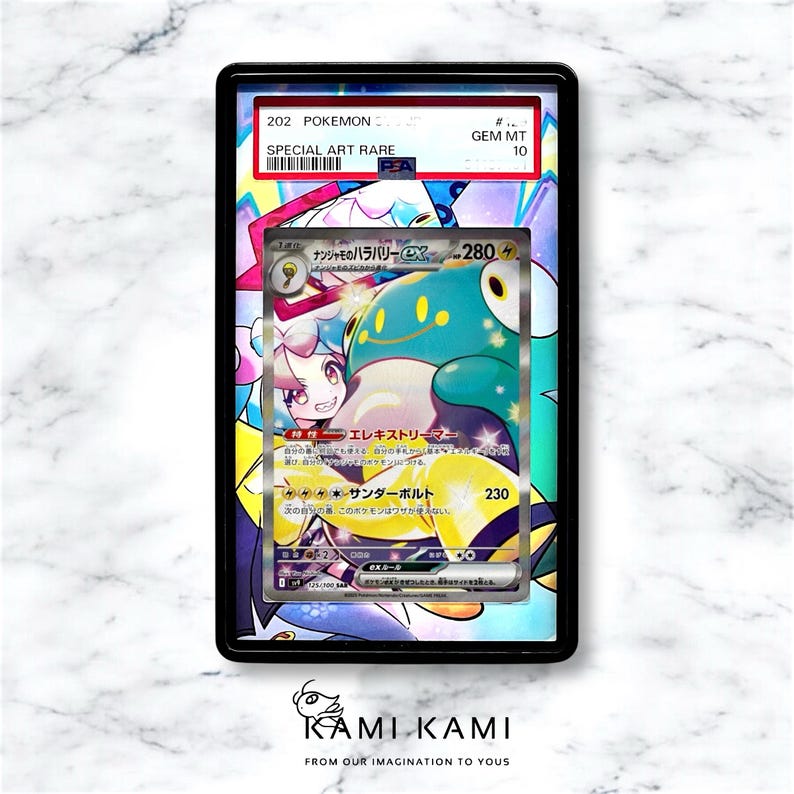 Peut inclure: Une carte &agrave; jouer Pokemon repr&eacute;sentant une cr&eacute;ature verte et jaune avec un visage souriant. La carte est une rare art sp&eacute;ciale et a une cote Gem Mint 10. La carte est dans un &eacute;tui de protection avec une bordure noire.