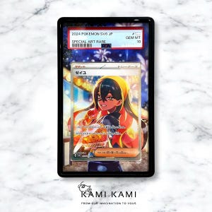 Pu&ograve; includere: Una carta da gioco Pokemon giapponese con un personaggio femminile con lunghi capelli neri, che indossa un abito giallo e rosso. La carta &egrave; una Special Art Rare ed &egrave; classificata GEM MT 10. La carta &egrave; intitolata "Zeiu" e ha uno sfondo rosso e arancione con uno spettacolo di fuochi d'artificio sullo sfondo.