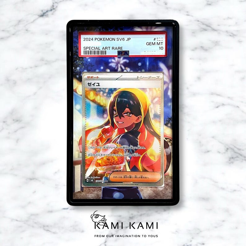 Pu&ograve; includere: Una carta da gioco Pokemon giapponese con un personaggio femminile con lunghi capelli neri, che indossa un abito giallo e rosso. La carta &egrave; una Special Art Rare ed &egrave; classificata GEM MT 10. La carta &egrave; intitolata "Zeiu" e ha uno sfondo rosso e arancione con uno spettacolo di fuochi d'artificio sullo sfondo.