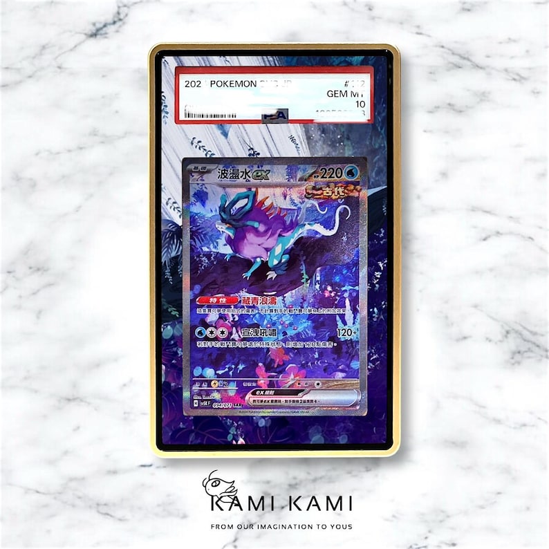 以下が含まれることがあります： 金色のフレームに収められた、Suicune EXのイラストが描かれたポケモンカード。カードには日本語のテキストとGEM MINT 10のグレードが記載されています。背景は、Kami Kamiのロゴが入った花柄のデザインです。
