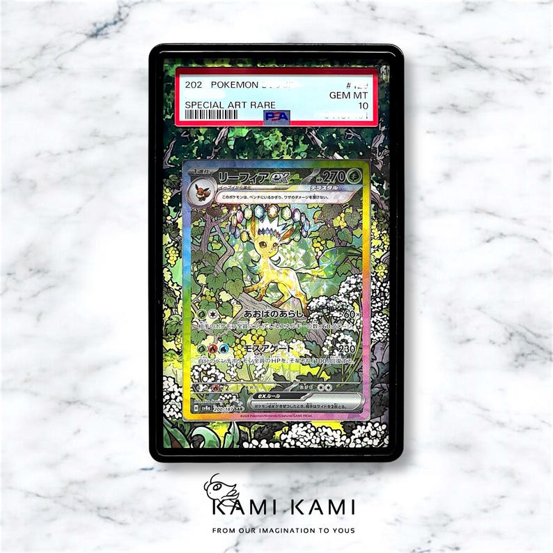 Puede incluir: Una carta de comercio de Pokemon clasificada con Leafeon, un Pokemon verde y amarillo con una corona de flores blancas. La carta es una Special Art Rare y tiene una calificaci&oacute;n Gem Mint 10.