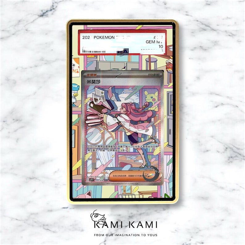 Op de afbeelding: Een beoordeelde Pok&eacute;mon-verzamelkaart met een kleurrijke illustratie van een personage met roze haar. De kaart zit in een goudkleurige houder met een GEM MINT 10-beoordeling. De kaart is gelabeld met nummer 202 en het woord POKEMON.