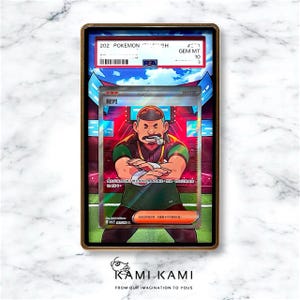 Puede incluir: Una tarjeta coleccionable de Pok&eacute;mon enmarcada, con un personaje en uniforme verde y negro, con la palabra japonesa "裁判" visible. La tarjeta est&aacute; calificada GEM MT 10 por PSA y est&aacute; encerrada en un marco dorado. El fondo es una superficie similar al m&aacute;rmol.