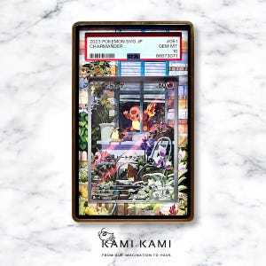 Op de afbeelding: Een gegradeerde Pokemon-verzamelkaart met Charmander, een vuur-Pokémon. De kaart bevindt zich in een beschermende hoes met een Gem Mint 10 beoordeling. De kaart toont Charmander die uit een raam kijkt met een vurige staart.