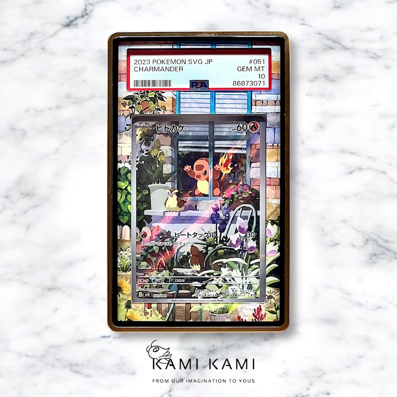 Puede incluir: Una carta de comercio de Pokemon clasificada con Charmander, un Pokemon de tipo fuego. La carta est&aacute; en una caja protectora con una calificaci&oacute;n Gem Mint 10. La carta muestra a Charmander asom&aacute;ndose por una ventana con una cola de fuego.