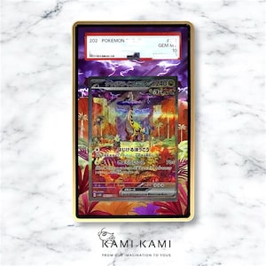 Puede incluir: Una tarjeta coleccionable de Pok&eacute;mon enmarcada con una colorida ilustraci&oacute;n de una criatura en un paisaje vibrante. La tarjeta est&aacute; encerrada en un marco dorado con el texto "202 POKEMON" y texto japon&eacute;s. La tarjeta est&aacute; calificada como "GEM M 10". La parte inferior del marco tiene el texto "KAMI KAMI".