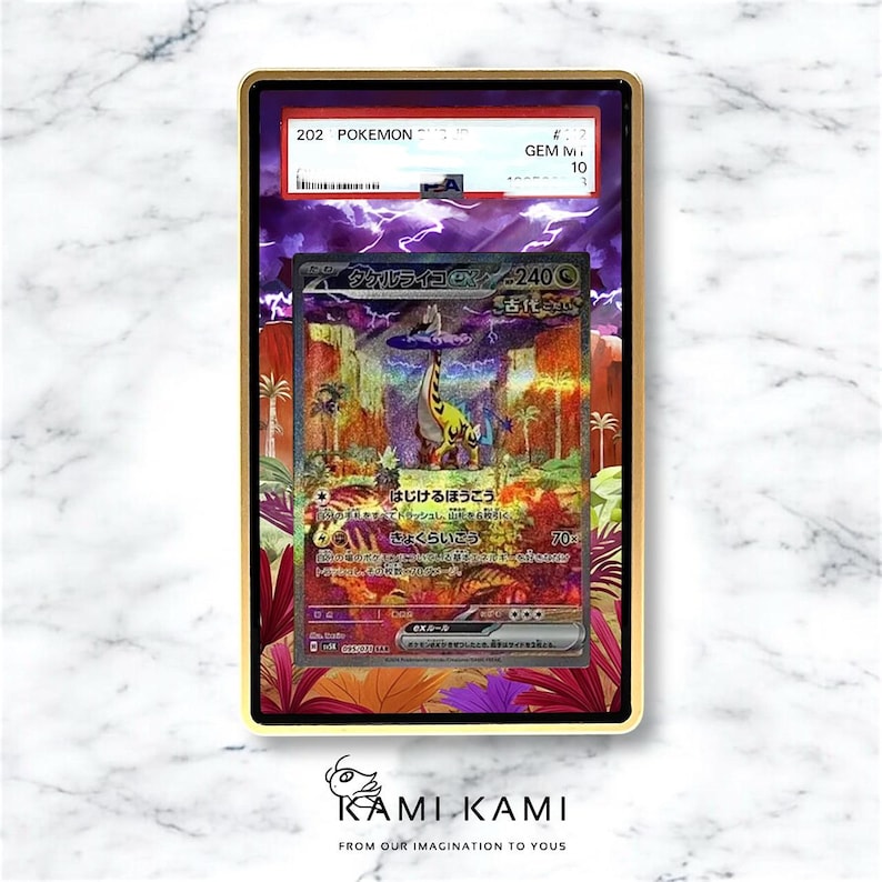 Puede incluir: Una tarjeta coleccionable de Pok&eacute;mon enmarcada con una colorida ilustraci&oacute;n de una criatura en un paisaje vibrante. La tarjeta est&aacute; encerrada en un marco dorado con el texto "202 POKEMON" y texto japon&eacute;s. La tarjeta est&aacute; calificada como "GEM M 10". La parte inferior del marco tiene el texto "KAMI KAMI".