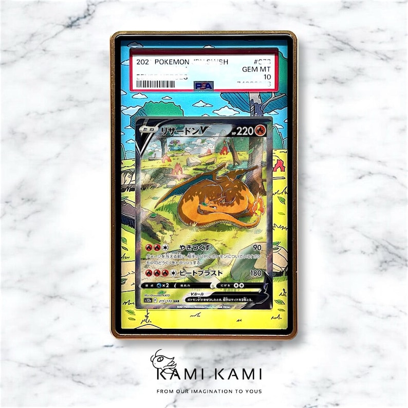 以下が含まれることがあります： リザードンが描かれた、額入りのポケモンカード。カードはGEM MT 10と評価され、日本語のテキストが記載されています。フレームは金色の縁取りとカラフルなイラストが特徴です。カードは白い大理石の表面に展示されています。