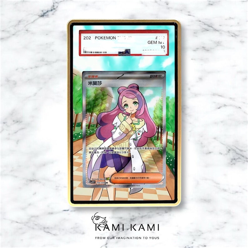 K&ouml;nnte beinhalten: Eine bewertete Pok&eacute;mon-Karte in einem goldfarbenen Rahmen, die eine Charakterillustration mit rosa Haaren und einem wei&szlig;en Mantel zeigt. Die Karte ist mit GEM MINT 10 bewertet. Der Text "202 POKEMON" ist sichtbar.
