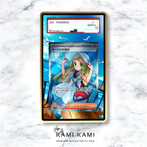 K&ouml;nnte beinhalten: Eine bewertete Pok&eacute;mon-Karte mit einer Charakterillustration und japanischem Text. Die Karte ist in einem goldfarbenen Rahmen eingefasst und mit GEM M 10 bewertet. Der Hintergrund zeigt eine Meereslandschaft. Die Karte stammt aus dem Pok&eacute;mon-Sammelkartenspiel.