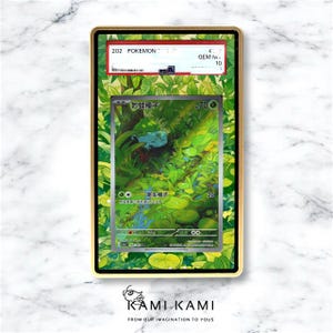 Könnte beinhalten: Eine bewertete Pokémon-Sammelkarte mit einer Illustration von Bisasam in einer grünen Umgebung. Die Karte befindet sich in einem goldgerahmten Halter mit dem Text "202 POKEMON" und "GEM M 10". Das Artwork zeigt Bisasam in einer Waldszene.
