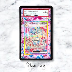 Pu&ograve; includere: Una carta da gioco Pokemon con un'illustrazione rosa e blu del Pokemon Sylveon. La carta &egrave; una carta Special Art Rare del set Sword and Shield. La carta &egrave; classificata GEM MT 10.