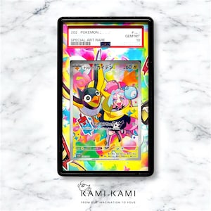 Może przedstawiać: Karta kolekcjonerska Pokemon z kolorową ilustracją postaci z niebieskim ptakiem i r&oacute;żowym stworzeniem. Karta została oceniona przez PSA jako GEM MT 10 i jest kartą Special Art Rare. Karta nosi tytuł "Nanjamon's Kaiden" i ma moc 60.