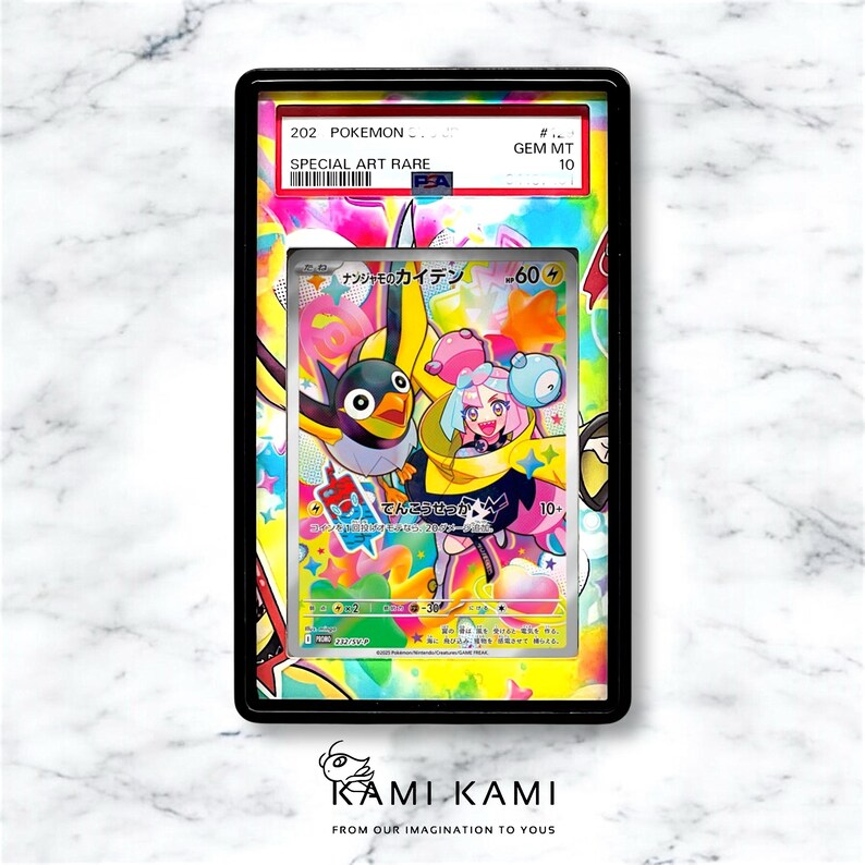 Może przedstawiać: Karta kolekcjonerska Pokemon z kolorową ilustracją postaci z niebieskim ptakiem i r&oacute;żowym stworzeniem. Karta została oceniona przez PSA jako GEM MT 10 i jest kartą Special Art Rare. Karta nosi tytuł "Nanjamon's Kaiden" i ma moc 60.