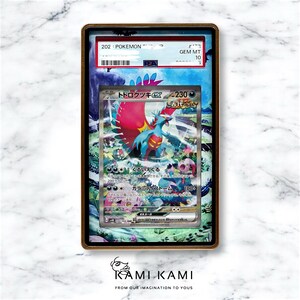 Op de afbeelding: Een gegradeerde Pokemon-verzamelkaart met een blauw en rood vogelachtig wezen op een witte achtergrond. De kaart heeft de titel "Tornadus-EX" en heeft een kracht van 230. De kaart is gegradeerd met GEM MT 10 door PSA.