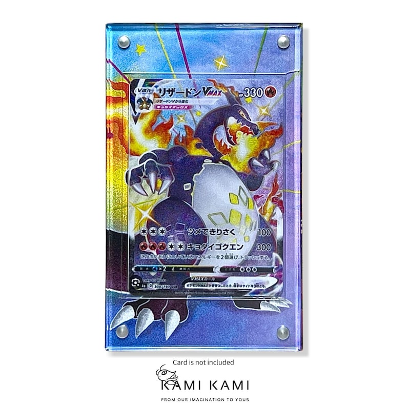 Puede incluir: Una vitrina de acr&iacute;lico transparente con un fondo morado y azul. La vitrina contiene una carta de comercio de Pokemon japonesa con una imagen hologr&aacute;fica de Charizard VMAX. El texto de la carta dice "リザードン VMAX 330".