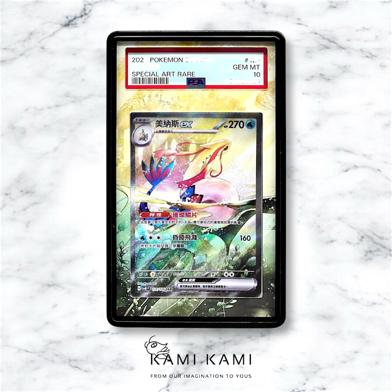 Może przedstawiać: Karta kolekcjonerska Pokemon, oceniona i zamknięta w czarnym etui. Karta przedstawia kolorową ilustrację stworzenia z tekstem w wielu językach. Etui posiada etykietę z napisem "SPECIAL ART RARE" i "GEM MT 10".