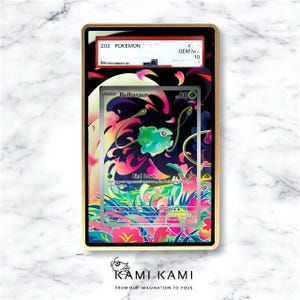 以下が含まれることがあります： 緑とピンクの花柄の背景を持つ、Bulbasaurをフィーチャーした評価済みのポケモンカード。 カードは金色の縁取りのホルダーに収められており、「Bulbasaur」と「Bind Down」の文字が見えます。 カードはGEM M 10と評価されています。