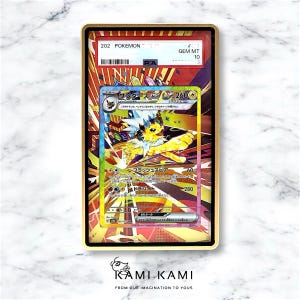 Może przedstawiać: Karta kolekcjonerska Pokemon przedstawiająca ż&oacute;łto-białego Pokemona typu elektrycznego o imieniu "Thunder" z tekstem "Thunder EX - 260" i "Flash Spear - 60" na karcie. Karta znajduje się w ochronnym etui z oceną GEM MT 10.