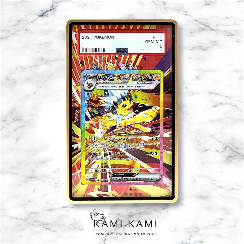 Może przedstawiać: Karta kolekcjonerska Pokemon przedstawiająca ż&oacute;łto-białego Pokemona typu elektrycznego o imieniu "Thunder" z tekstem "Thunder EX - 260" i "Flash Spear - 60" na karcie. Karta znajduje się w ochronnym etui z oceną GEM MT 10.