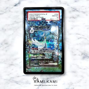 K&ouml;nnte beinhalten: Eine japanische Pokemon-Sammelkarte mit Gardevoir ex, einem Pokemon vom Typ Psycho. Die Karte ist eine Special Art Rare und wurde von PSA mit Gem Mint 10 bewertet. Die Karte befindet sich in einem Schutzgeh&auml;use.