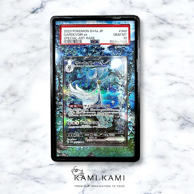 K&ouml;nnte beinhalten: Eine japanische Pokemon-Sammelkarte mit Gardevoir ex, einem Pokemon vom Typ Psycho. Die Karte ist eine Special Art Rare und wurde von PSA mit Gem Mint 10 bewertet. Die Karte befindet sich in einem Schutzgeh&auml;use.