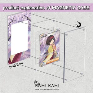 Puede incluir: Una caja de acr&iacute;lico transparente con cierre magn&eacute;tico para exhibir tarjetas coleccionables. La caja se muestra con una tarjeta coleccionable japonesa que presenta un personaje femenino con cabello rosado y un kimono blanco y amarillo. La tarjeta mide 8 por 13,2 cent&iacute;metros.