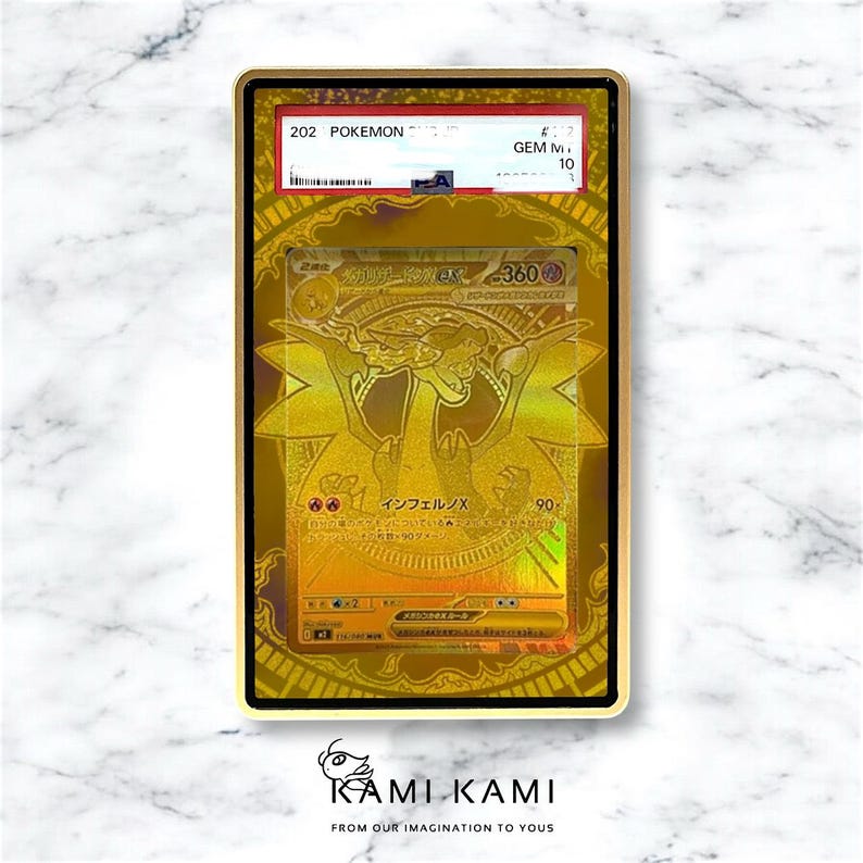 K&ouml;nnte beinhalten: Eine goldfarbene Pok&eacute;mon-Karte in einem goldenen Rahmen. Die Karte zeigt eine goldene Drachenillustration mit japanischem Text und der Zahl 360. Der Rahmen hat einen schwarzen Rand und ein rot-wei&szlig;es Etikett oben.