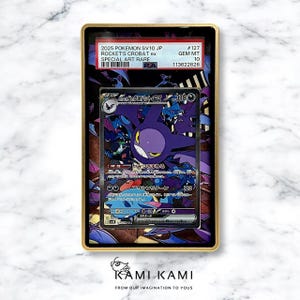 Peut inclure: Une carte &agrave; collectionner Pok&eacute;mon avec Rocket's Crobat ex, not&eacute;e GEM MT 10. La carte est encadr&eacute;e dans un support dor&eacute;. L'illustration de la carte pr&eacute;sente un Crobat violet avec du texte japonais. C'est une carte Special Art Rare.