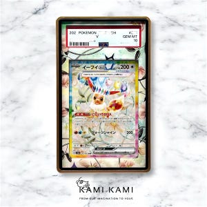 Puede incluir: Una carta de comercio de Pokemon clasificada con Eevee, un Pokemon parecido a un zorro marr&oacute;n claro con una melena y una cola arco&iacute;ris. La carta est&aacute; en una caja protectora con una calificaci&oacute;n Gem Mint 10. El texto de la carta dice "Eevee EX 200*" y "ADN arco&iacute;ris".
