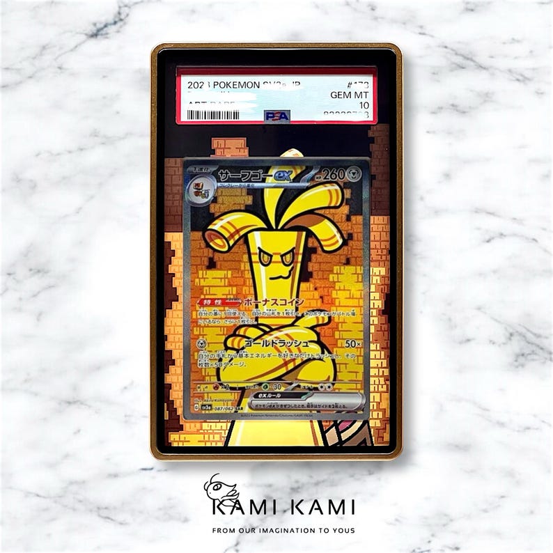 Puede incluir: Una carta de comercio de Pokemon clasificada con SurfGoro, un Pokemon amarillo y dorado con una expresi&oacute;n amenazante. La carta est&aacute; encerrada en una caja de pl&aacute;stico protectora con una calificaci&oacute;n PSA Gem Mint 10.