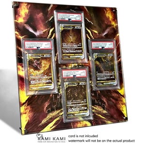 Puede incluir: Una exhibici&oacute;n enmarcada con cinco cartas coleccionables de Pok&eacute;mon en estuches protectores. Las cartas son doradas y negras, con texto en japon&eacute;s. El fondo es un dise&ntilde;o abstracto y ardiente. El texto en la parte inferior dice "KAMI KAMI FROM OUR IMAGINATION TO YOUS".