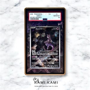 Puede incluir: Una carta de intercambio de Pokemon con una ilustraci&oacute;n de Mewtwo, un Pokemon ps&iacute;quico, en morado y negro, con el texto "Mewtwo - 130" en japon&eacute;s. La carta est&aacute; calificada como GEM MT 10 por PSA.