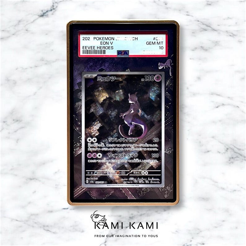 Puede incluir: Una carta de intercambio de Pokemon con una ilustraci&oacute;n de Mewtwo, un Pokemon ps&iacute;quico, en morado y negro, con el texto "Mewtwo - 130" en japon&eacute;s. La carta est&aacute; calificada como GEM MT 10 por PSA.