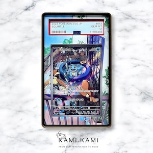 Op de afbeelding: Een Pokemon-verzamelkaart met Squirtle, een blauwe schildpad Pokemon, in een zwembad met water. De kaart zit in een beschermende hoes met een label waarop staat "2023 Pokemon SVG JP Squirtle #052 GEM MT 10 91509493".