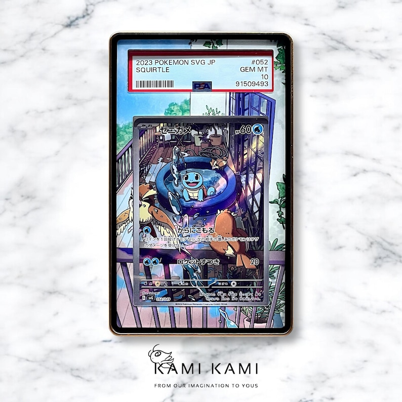 Op de afbeelding: Een Pokemon-verzamelkaart met Squirtle, een blauwe schildpad Pokemon, in een zwembad met water. De kaart zit in een beschermende hoes met een label waarop staat "2023 Pokemon SVG JP Squirtle #052 GEM MT 10 91509493".