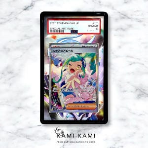 Może przedstawiać: Karta kolekcjonerska Pok&eacute;mon, oceniona i zamknięta w czarnym uchwycie. Karta przedstawia kolorową ilustrację postaci żeńskiej z zielonymi włosami i r&oacute;żowym strojem. Tekst na karcie zawiera "SPECIAL ART RARE" i japoński tekst.