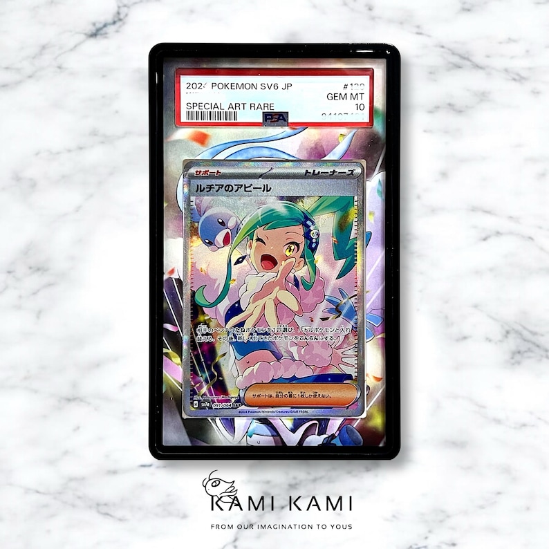 Może przedstawiać: Karta kolekcjonerska Pok&eacute;mon, oceniona i zamknięta w czarnym uchwycie. Karta przedstawia kolorową ilustrację postaci żeńskiej z zielonymi włosami i r&oacute;żowym strojem. Tekst na karcie zawiera "SPECIAL ART RARE" i japoński tekst.