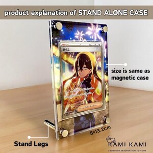 Puede incluir: Un soporte de acr&iacute;lico transparente con una pata de apoyo, dise&ntilde;ado para exhibir una tarjeta coleccionable. El soporte mide 8 x 13,2 cm y presenta un panel frontal de acr&iacute;lico transparente con una imagen impresa de un personaje de un juego de cartas coleccionables. El soporte est&aacute; etiquetado como "Stand Alone Case" y "KAMI KAMI".