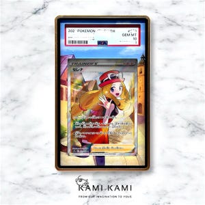 Pu&ograve; includere: Una carta collezionabile Pok&eacute;mon incorniciata con il personaggio Serena. La carta &egrave; valutata GEM MT 10 da PSA. La cornice dorata circonda la carta, che si trova su uno sfondo di marmo bianco. Il testo "KAMI KAMI" &egrave; in basso.