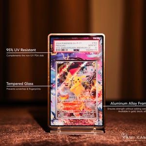 Puede incluir: Una tarjeta coleccionable de Pok&eacute;mon enmarcada con Pikachu, protegida por vidrio templado y un marco de aleaci&oacute;n de aluminio. El marco es dorado y la tarjeta est&aacute; calificada por PSA. El marco es resistente a los rayos UV al 95%.