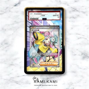 Puede incluir: Una carta de Pok&eacute;mon calificada con una ilustraci&oacute;n colorida de un personaje con una chaqueta amarilla y cabello rosa. La carta est&aacute; dentro de un marco dorado con un borde negro. La carta est&aacute; etiquetada como "GEM MT 10". El texto "KAMI KAMI" est&aacute; en la parte inferior.