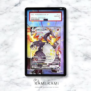 Puede incluir: Una carta de comercio de Pokémon con una imagen holográfica de Charizard VMAX en su forma Gigantamax. La carta está calificada como GEM MT 10 y es una carta Special Art Rare del set Sword & Shield - Vivid Voltage.
