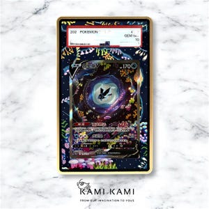 Pu&ograve; includere: Una carta Pok&eacute;mon valutata, presentata in una cornice dorata. Raffigura un'illustrazione stilizzata di un pesce in un vortice scuro, con testo giapponese. La cornice mostra "202 Pok&eacute;mon" e un grado di "10".