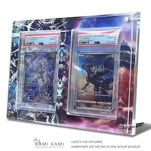 K&ouml;nnte beinhalten: Transparenter Acryl-Displayrahmen f&uuml;r zwei Pok&eacute;mon-Sammelkarten. Der Rahmen hat einen farbenfrohen Hintergrund mit zwei sichtbaren Karten, die jeweils in einer Schutzh&uuml;lle eingeschlossen sind. Der Rahmen hat einen St&auml;nder und wird mit Schrauben zusammengehalten.