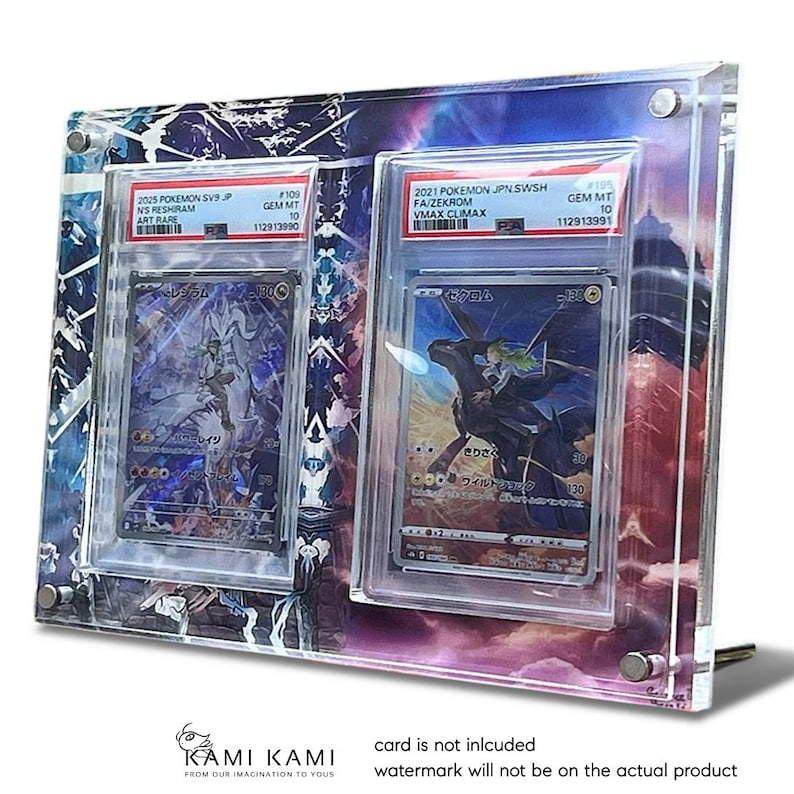 K&ouml;nnte beinhalten: Transparenter Acryl-Displayrahmen f&uuml;r zwei Pok&eacute;mon-Sammelkarten. Der Rahmen hat einen farbenfrohen Hintergrund mit zwei sichtbaren Karten, die jeweils in einer Schutzh&uuml;lle eingeschlossen sind. Der Rahmen hat einen St&auml;nder und wird mit Schrauben zusammengehalten.